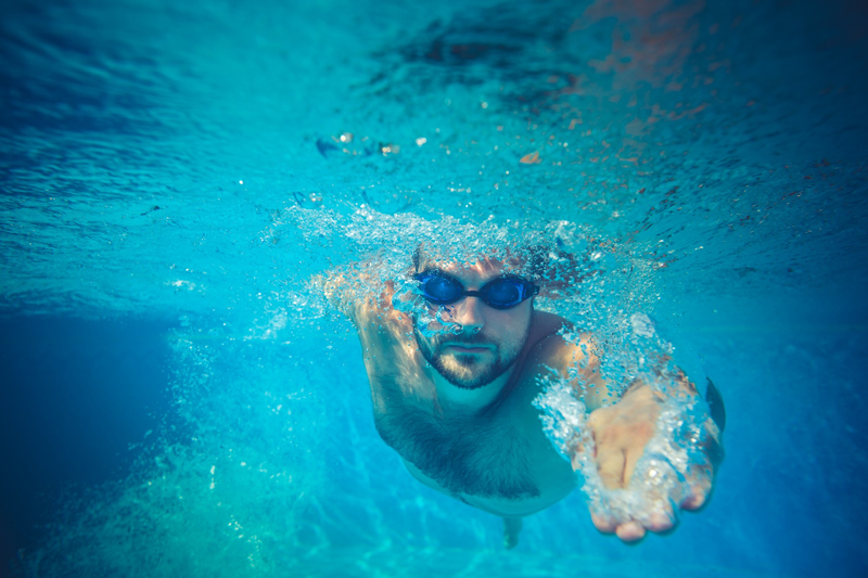 hombre-nadando-bajo-el-agua