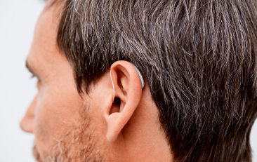 audífonos-retroauriculares que se colocan detrás de la oreja